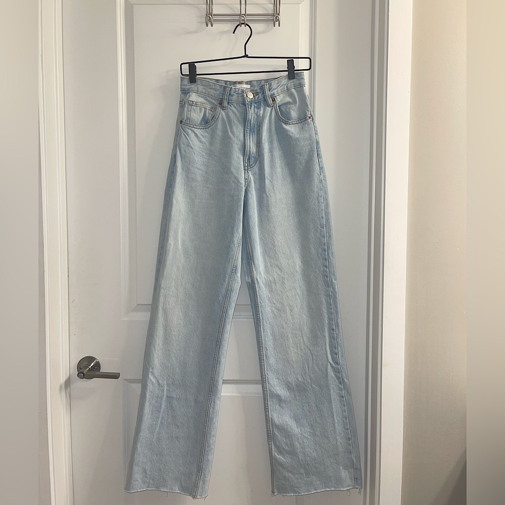 High wasted, straight legged jeans